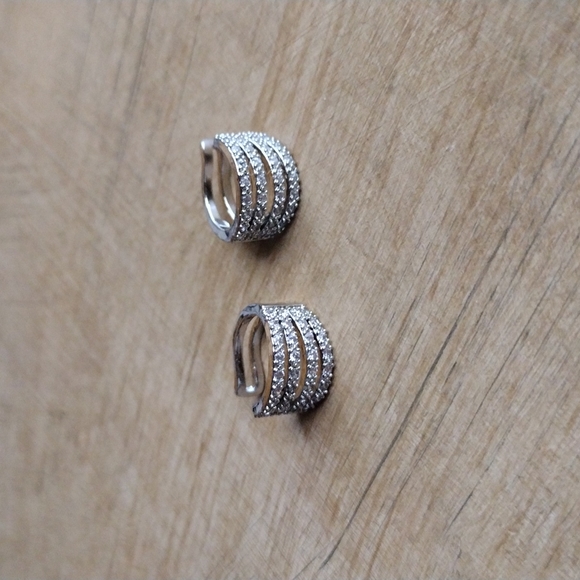 White Rhodium cuff earrings set - Picture 7 of 8